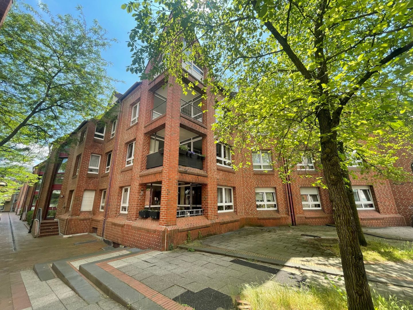 Neuss-City: Einziehen und Wohlfühlen - attraktive, großzügige 3-Zimmerwhg. Garten und TG-Stellplatz